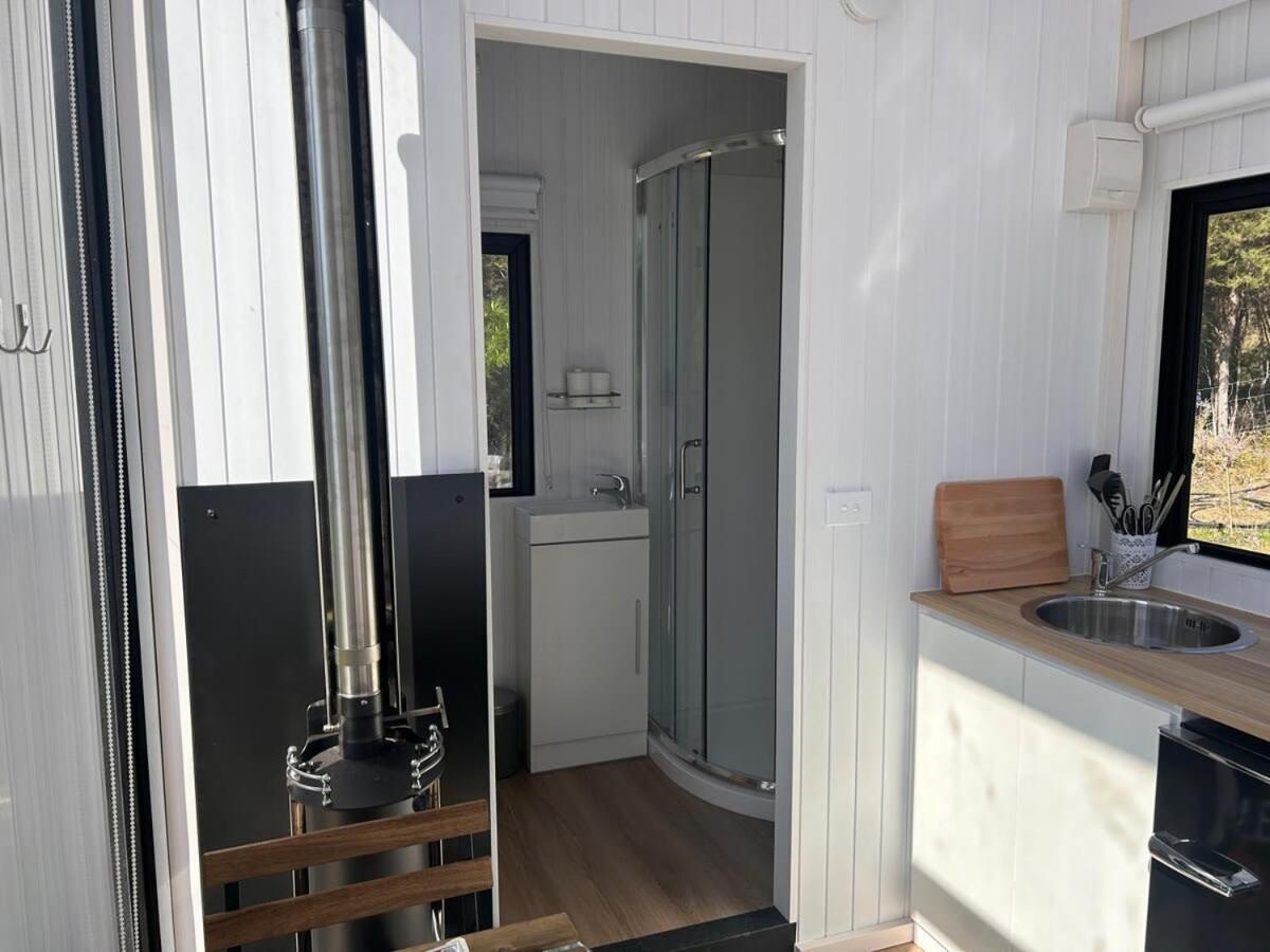فيلا Ruru Tiny House By Tiny Away Rangihaeata المظهر الخارجي الصورة